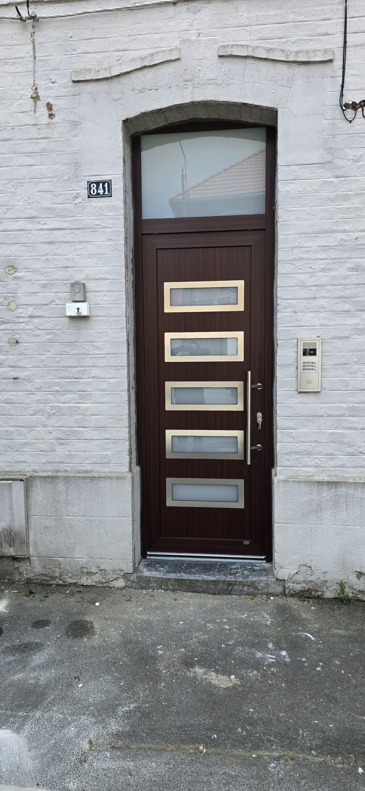 Porte d'entrée PVC teinte wengé avec vitrages dorés, réalisation Yellow Fenêtres à Cambrai
