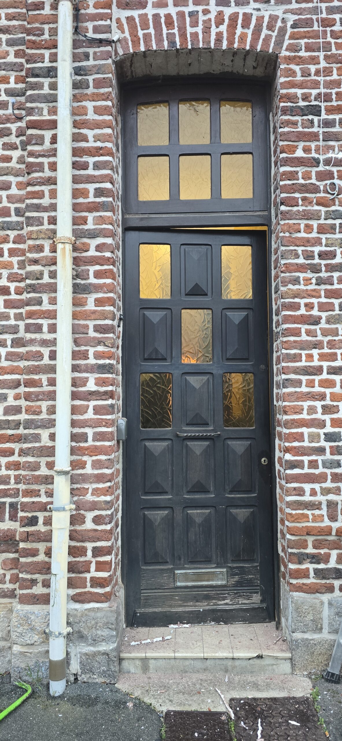 Porte d'entrée aluminium noire avec volet roulant intégré, chantier Cambrai