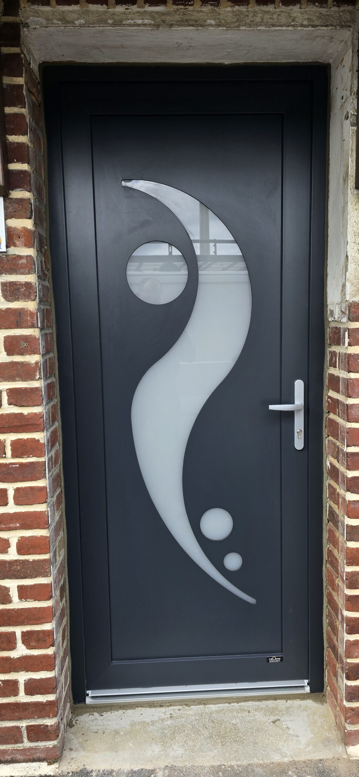 Porte d'entrée aluminium graphite avec décor vague dépoli posée par Yellow Fenêtres à Ligny